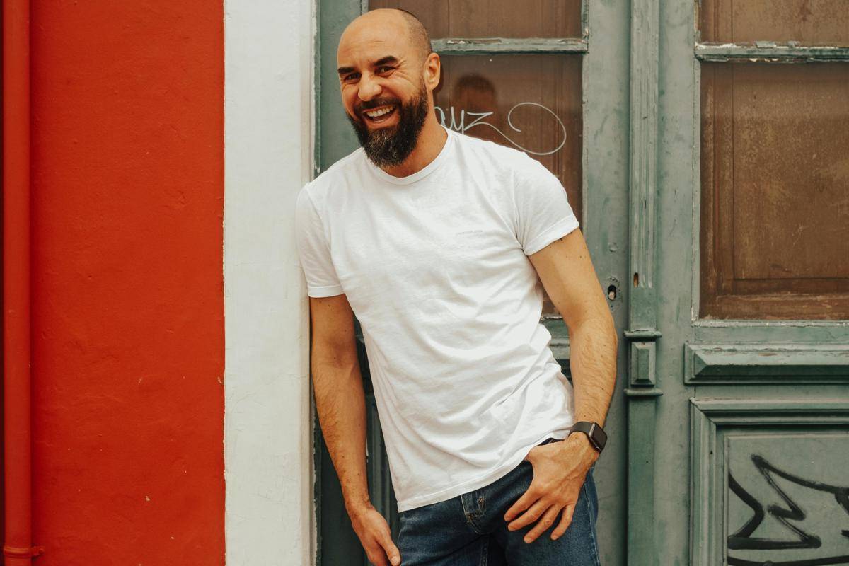 ilustrasi kaos dan jeans (pexels.com/Luiz Woellner Fotografia)