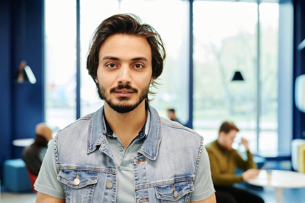 ilustrasi pria dengan vest (pexels.com/Henri Mathieu-Saint-Laurent)