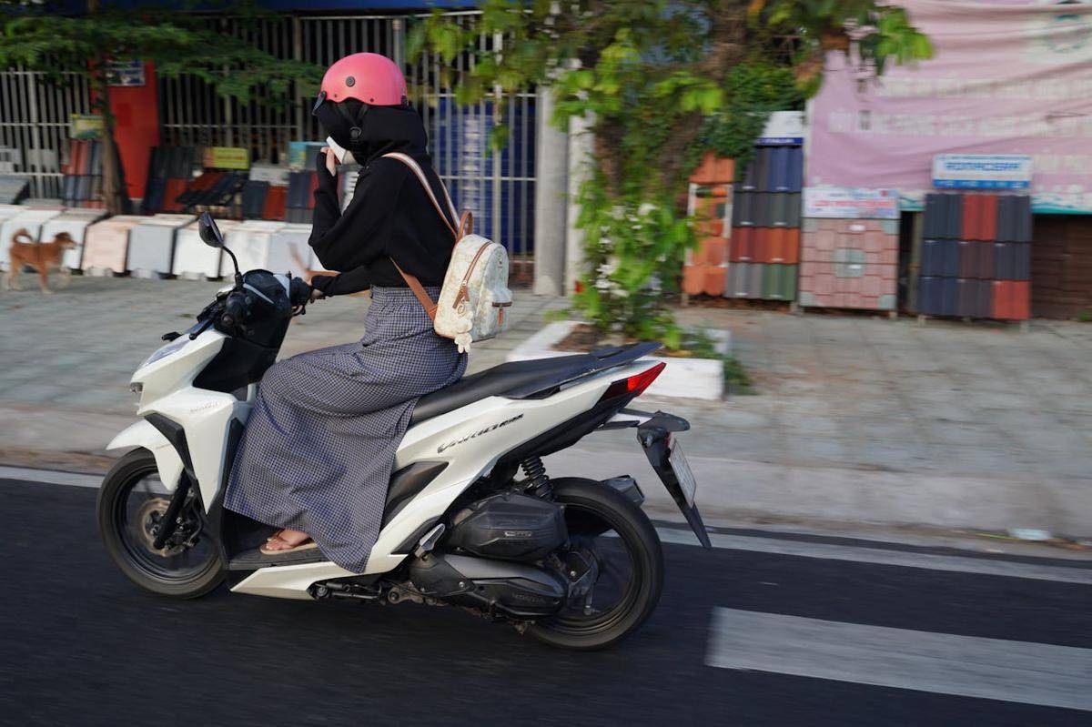 ilustrasi mengendarai motor pinjaman 