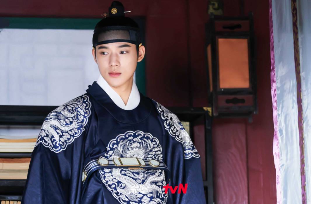 cuplikan drama Under the Queen's Umbrella 