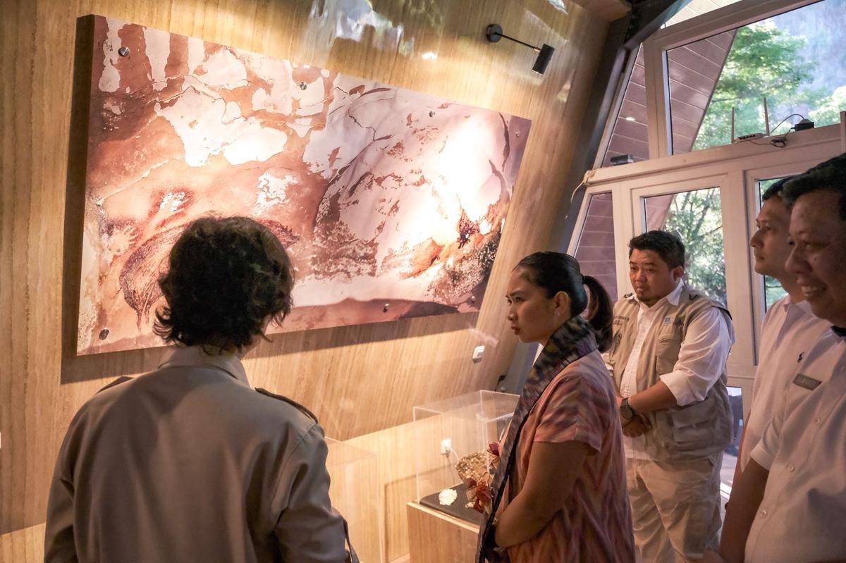 Wakil Menteri Pariwisata Ni Luh Puspa saat meninjau Leang-Leang Archaeological Park di Maros, Sulawesi Selatan, Rabu (24/9/2025). (Dok. Kemenpar)