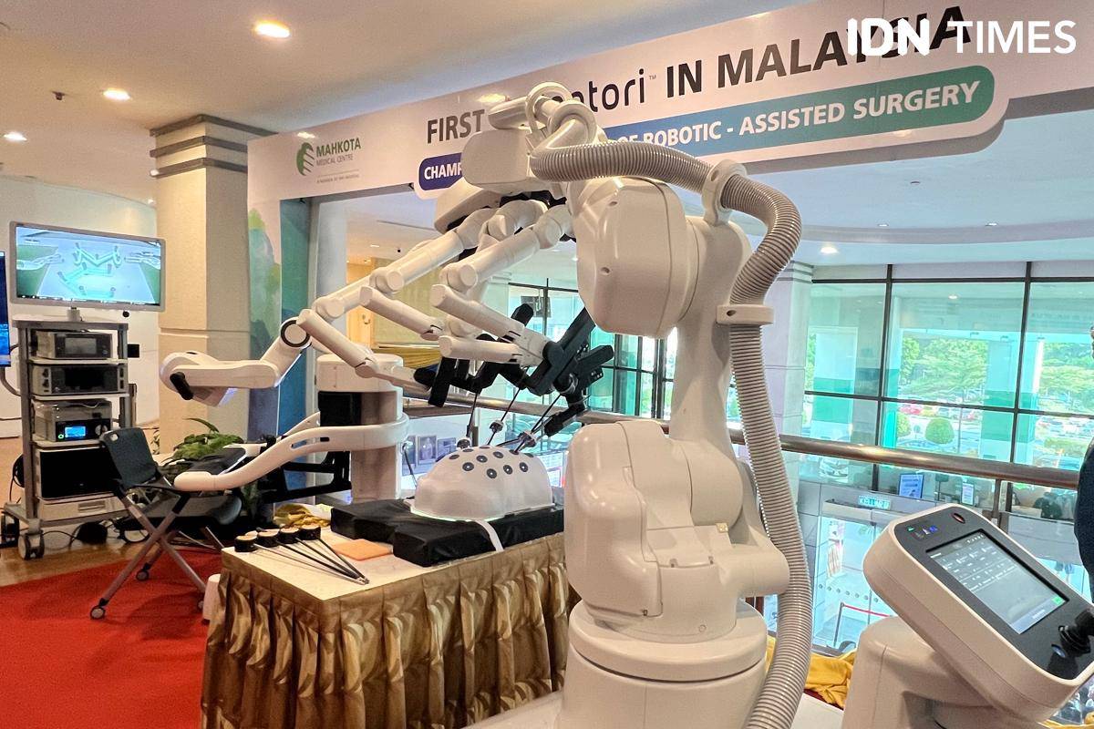 Potret alat pembedahan robotik hinotori di Mahkota Hospital, Melaka, Malaysia.