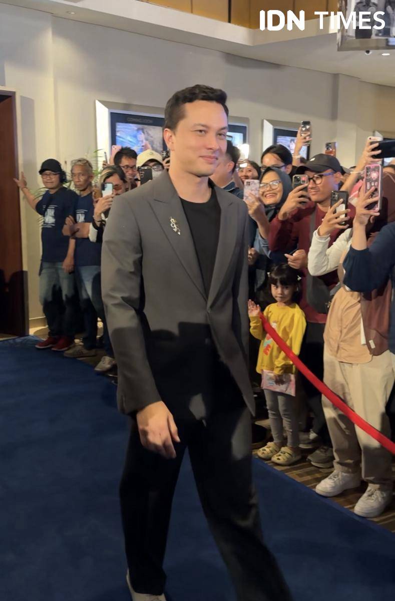 Nicholas Saputra di Blue Carpet Tukar Takdir pada Kamis (25/9/2025) 