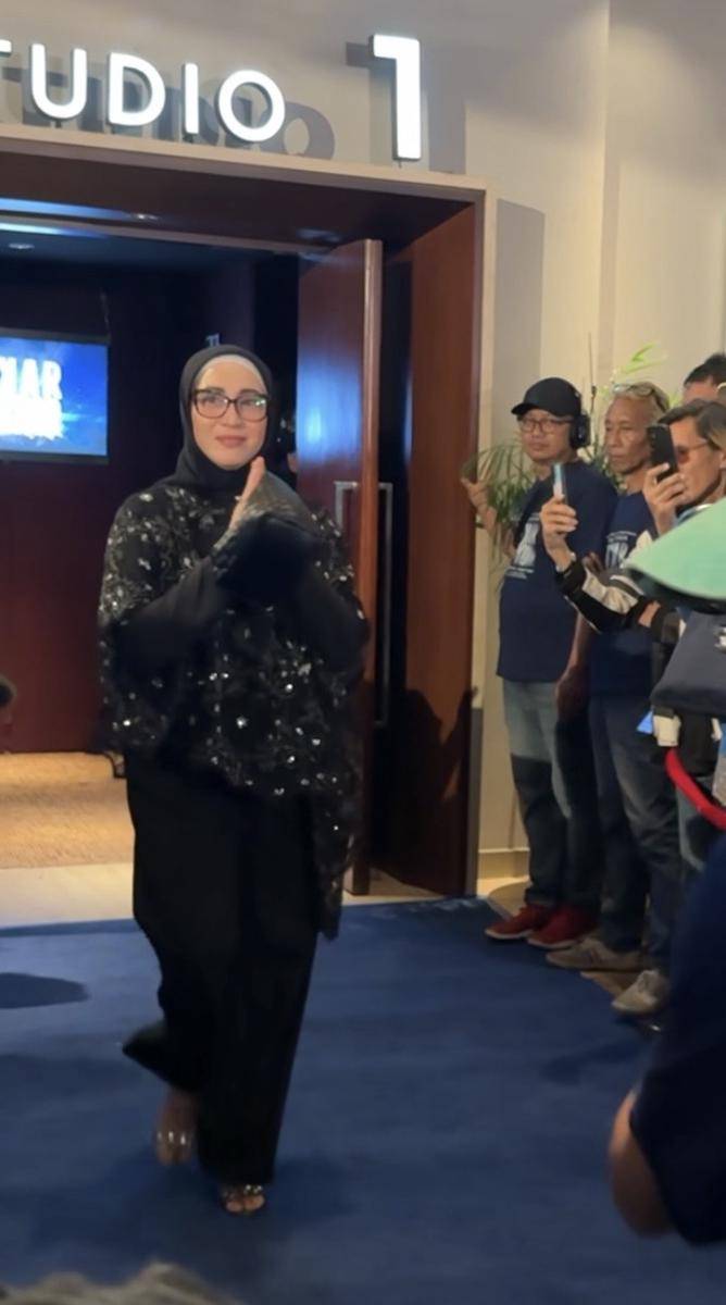 Devi Permatasari di Blue Carpet Tukar Takdir pada Kamis (25/9/2025)