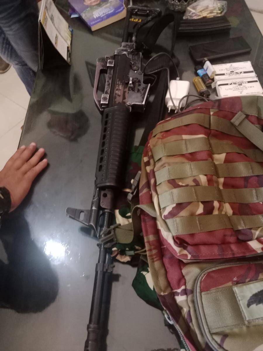 Anggota TNI diduga melepaskan tembakan menggunakan senjata api laras panjang, Kamis (25/9/2025)/Istimewa