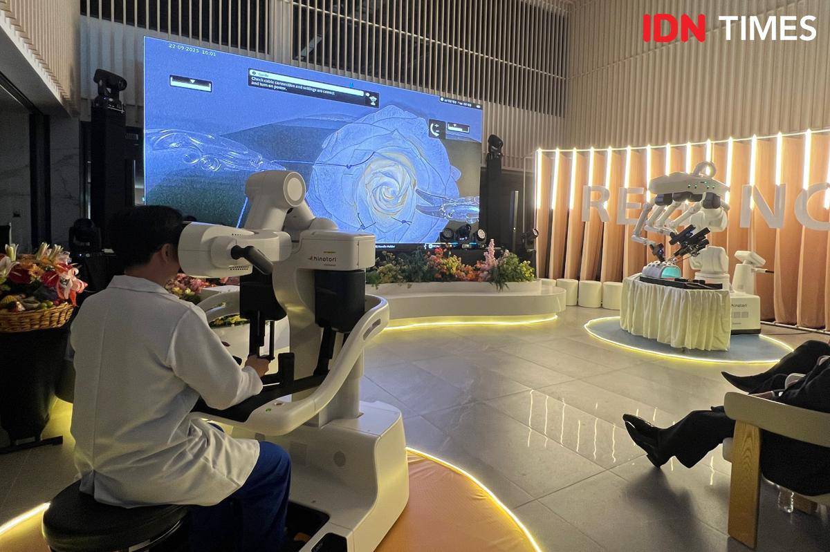 Dokter Lim Huay Cheen mendemonstrasikan pembedahan robotik hinotori di Regency Hospital, Johor Bahru.