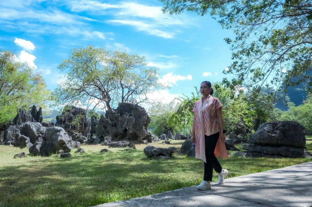 Wakil Menteri Pariwisata Ni Luh Puspa saat meninjau Leang-Leang Archaeological Park di Maros, Sulawesi Selatan, Rabu (24/9/2025). (Dok. Kemenpar)