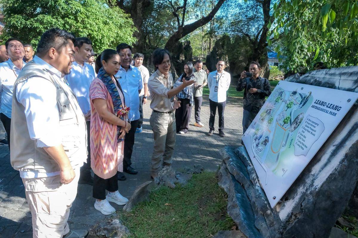 Wakil Menteri Pariwisata Ni Luh Puspa saat meninjau Leang-Leang Archaeological Park di Maros, Sulawesi Selatan, Rabu (24/9/2025). (Dok. Kemenpar)
