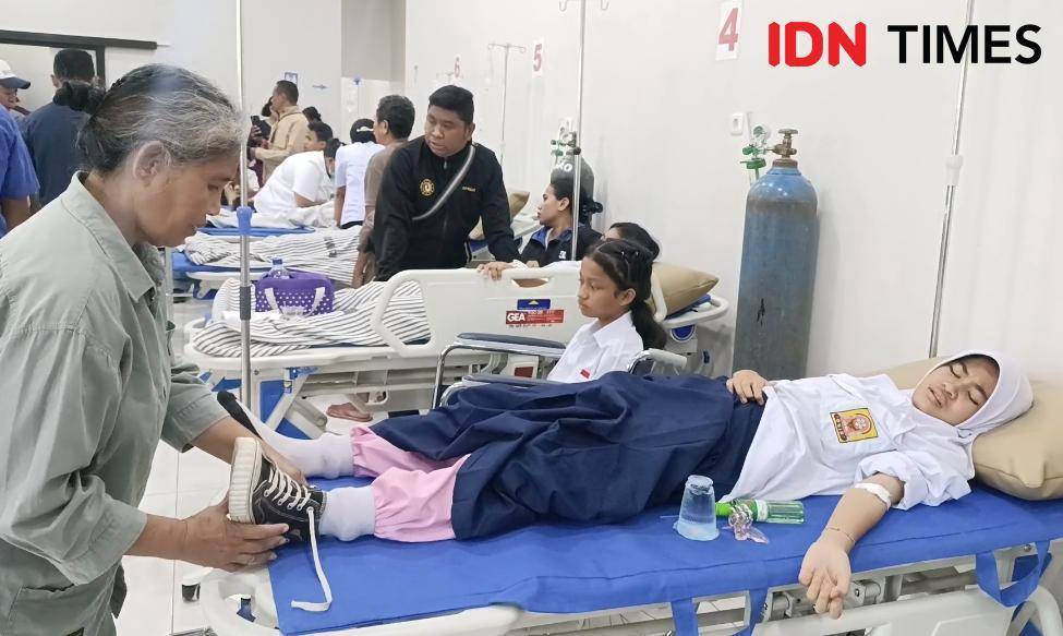 Para siswa SMPN 8 Kota Kupang terbaring di rumah sakit diduga akibat keracunan MBG. (IDN Times/Putra F. D. Bali Mula)