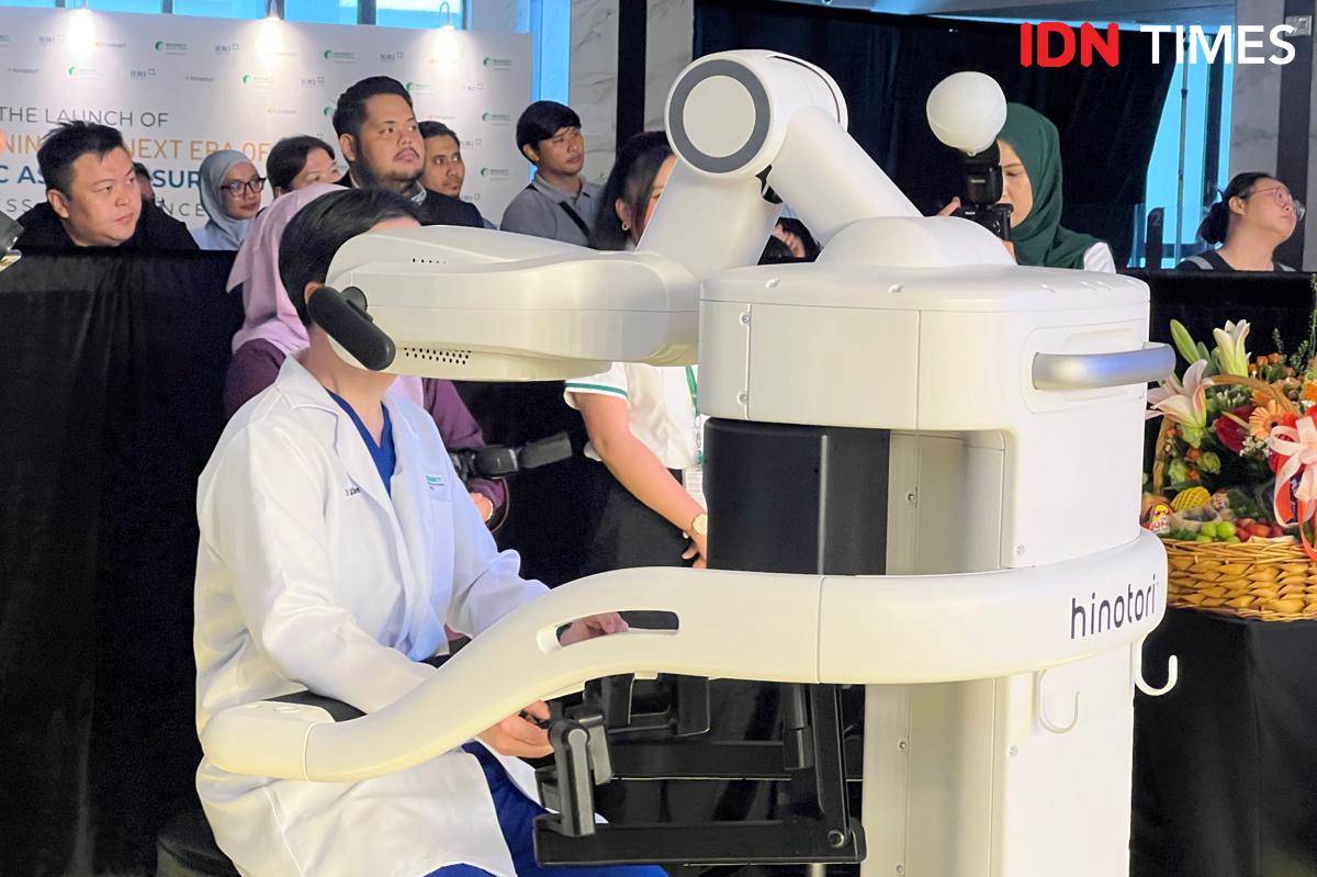 Dokter Lim Huay Cheen mendemonstrasikan pembedahan robotik di Regency Hospital, Johor Bahru. (IDN Times/Izza Namira)
