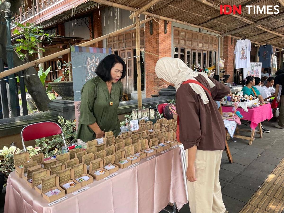 UMKM craft pernak-pernik Cakralini memasarkan produknya di Solo Art Market