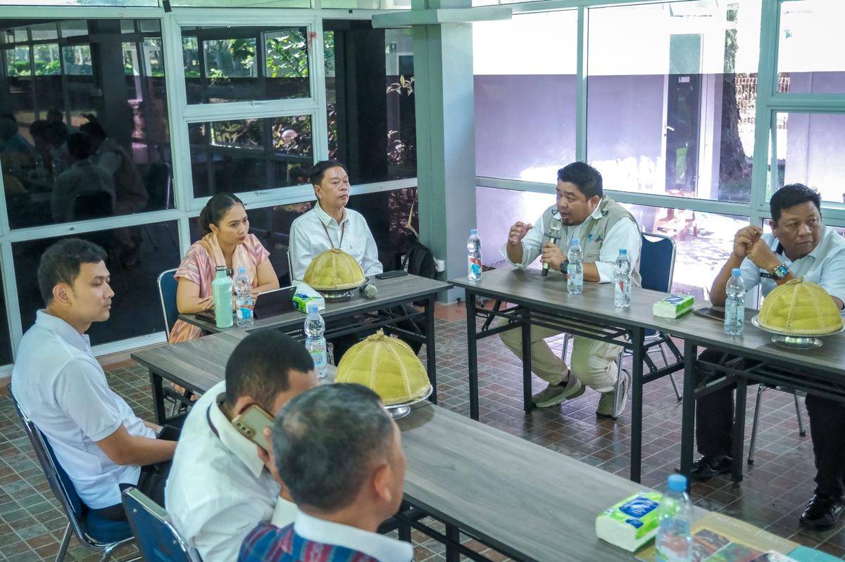 Wakil Menteri Pariwisata Ni Luh Puspa saat meninjau Leang-Leang Archaeological Park di Maros, Sulawesi Selatan, Rabu (24/9/2025). (Dok. Kemenpar)