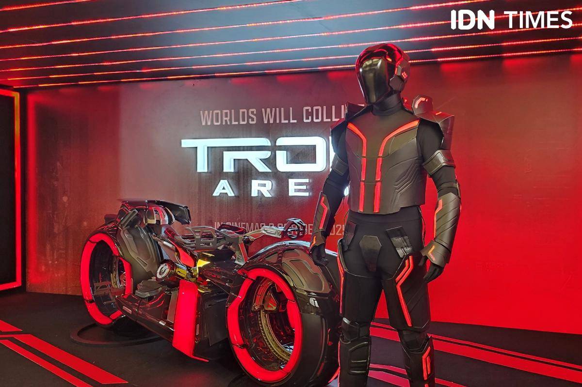 Sensasi nyobain "TRON: Ares" Light Cycle Tour di Surabaya