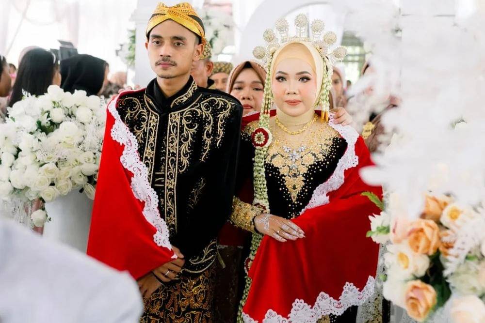 ilustrasi pengantin weton Pahing menikah dengan Kliwon.