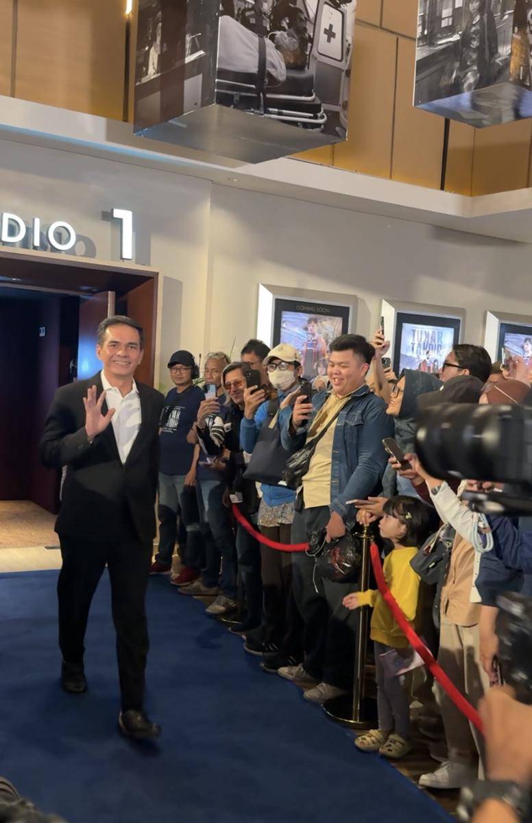 Teddy Syah di Blue Carpet Tukar Takdir pada Kamis (25/9/2025)