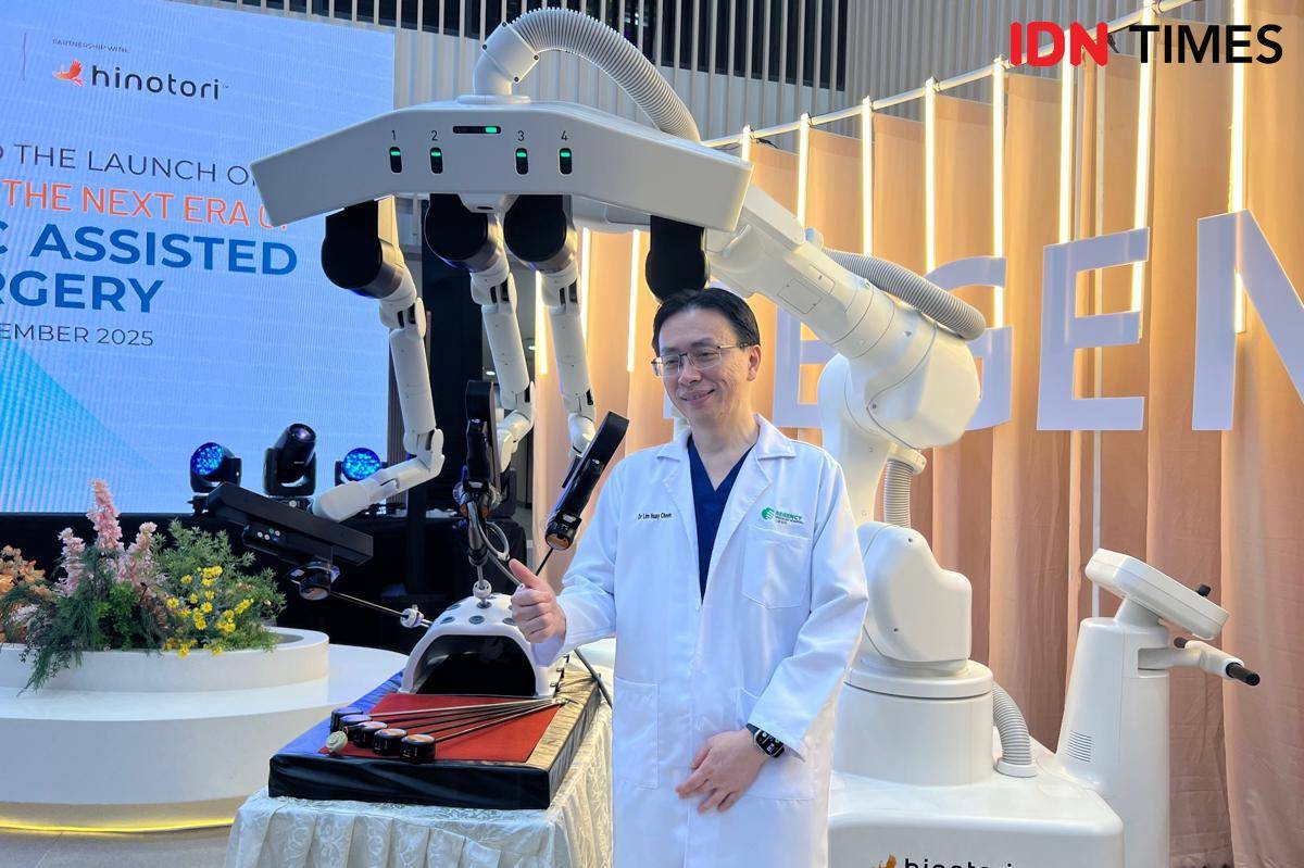 Dokter Lim Huay Cheen bersama alat pembedahan robotik di Regency Hospital, Johor Bahru, Malaysia.