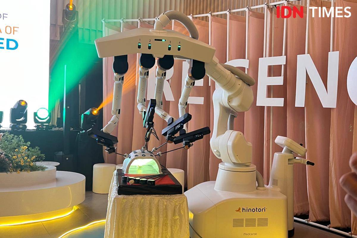 Potret alat pembedahan robotik hinotori di Regency Hospital, Johor Bahru, Malaysia.