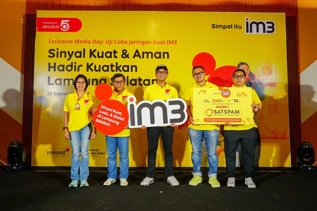 (Ki-Ka) Suzanna Permata - VP Head of Sales South Sumatra Indosat Ooredoo Hutchison; Irvan Kurniawan - VP Head of Technology Sumatra Indosat Ooredoo Hutchison; David Ferdinand - SVP Head of Region South Sumatra Indosat.jpg