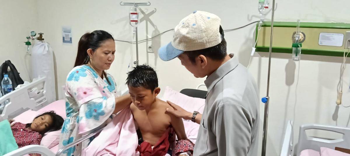Wali Kota Palembang Ratu Dewa saat menjenguk salah satu siswa yang diduga keracunan MBG (Dok. Kominfo Palembang)jpg