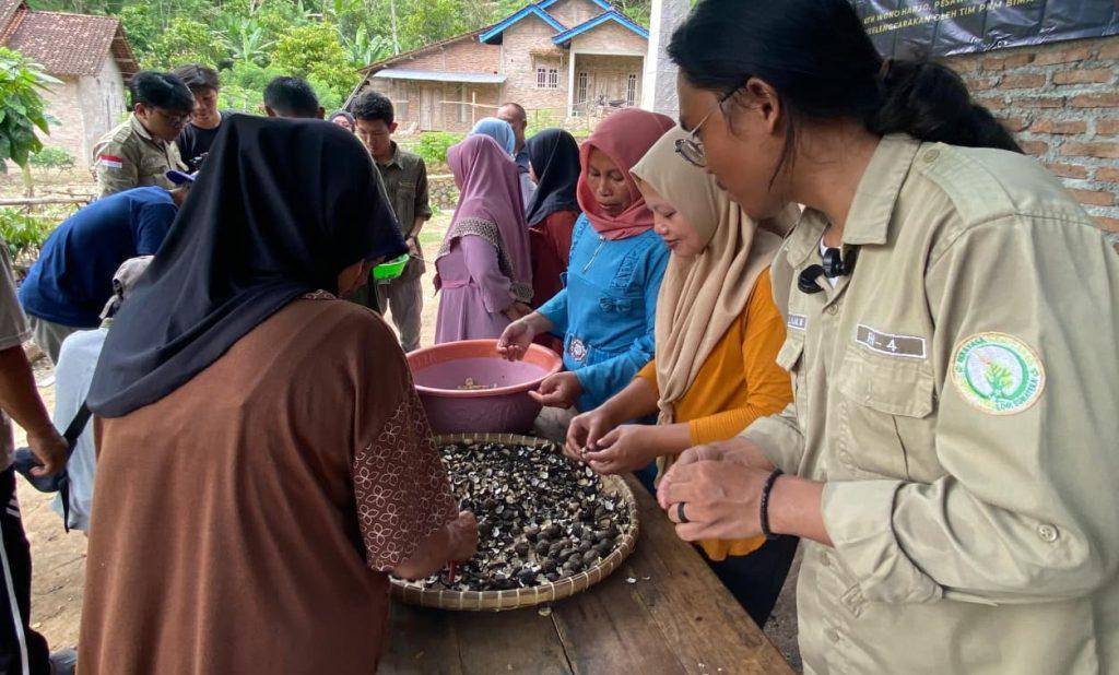 Dosen dan Mahasiswa Program Studi Rekayasa Kehutanan Institut Teknologi Sumatera (Itera) (Dok.Itera)