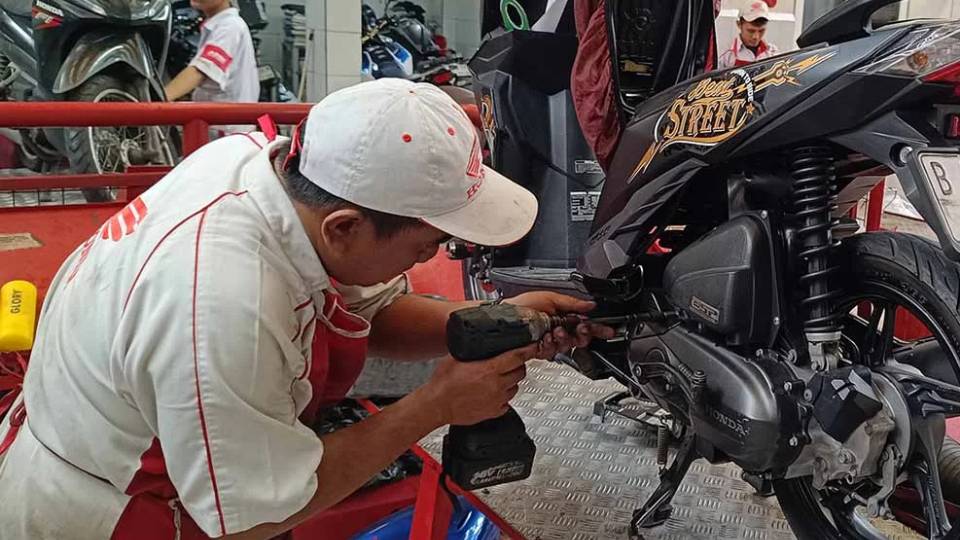 ilustrasi mekanik sedang melakukan perbaikan (wahanahonda.com)