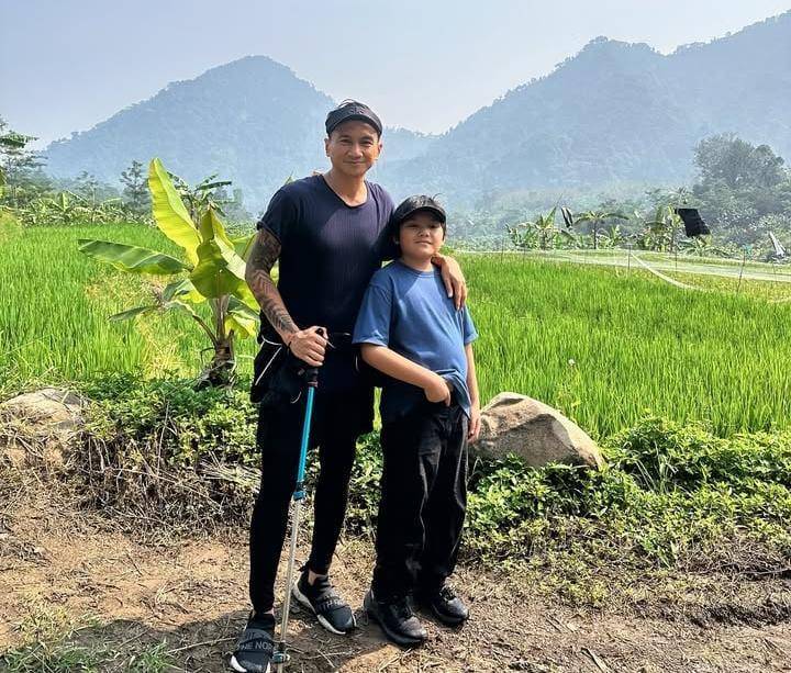 potret Anji ajak anak ke Curug Bidadari 