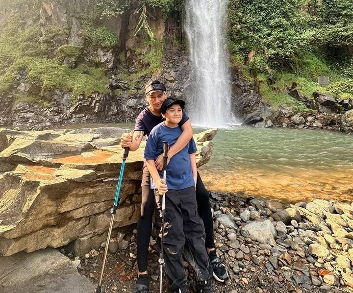 potret Anji ajak anak ke Curug Bidadari 