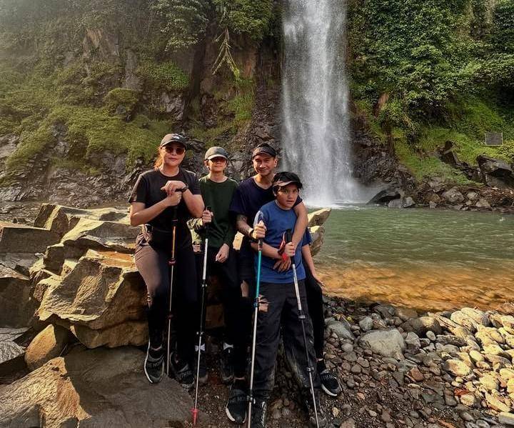 potret Anji ajak anak ke Curug Bidadari 