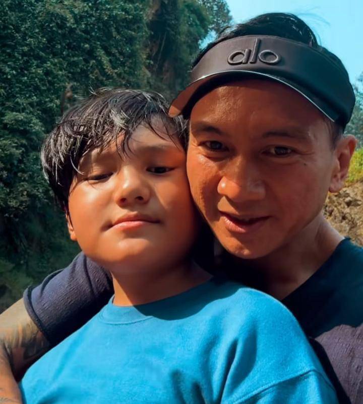 potret Anji ajak anak ke Curug Bidadari 
