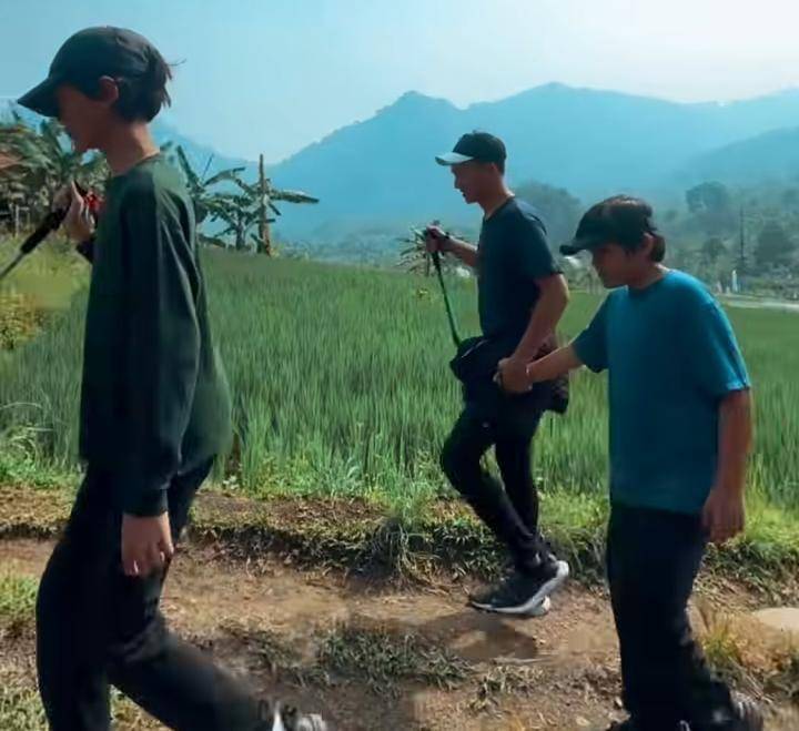 potret Anji ajak anak ke Curug Bidadari 