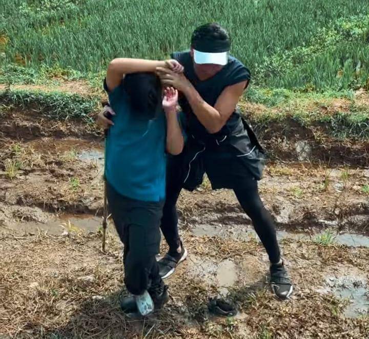 potret Anji ajak anak ke Curug Bidadari 