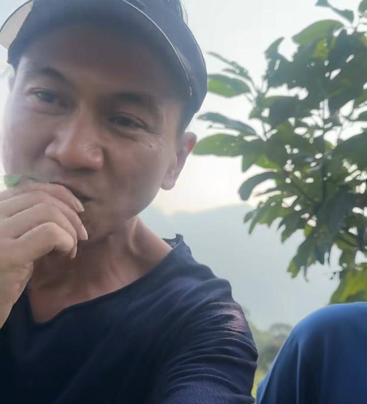 potret Anji ajak anak ke Curug Bidadari 