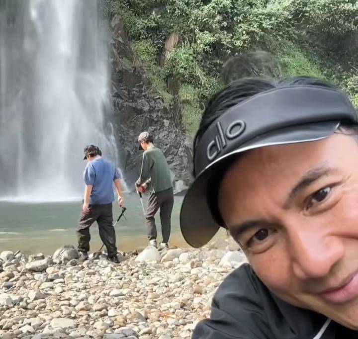 potret Anji ajak anak ke Curug Bidadari 