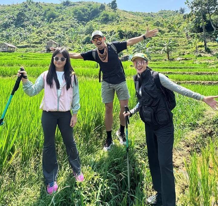 potret Ibnu Jamil dan Ririn Ekawati ajak Yaya liburan ke curug