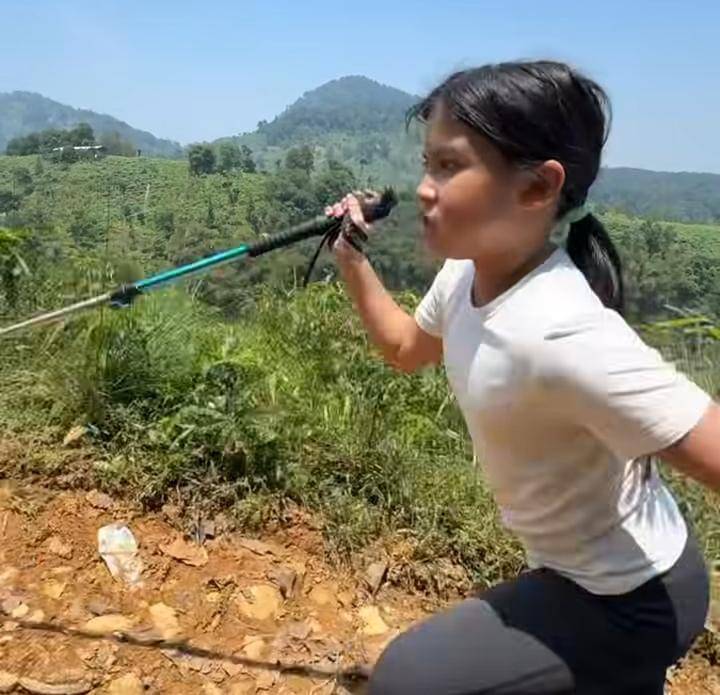 potret Ibnu Jamil dan Ririn Ekawati ajak Yaya liburan ke curug