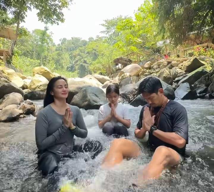 potret Ibnu Jamil dan Ririn Ekawati ajak Yaya liburan ke curug