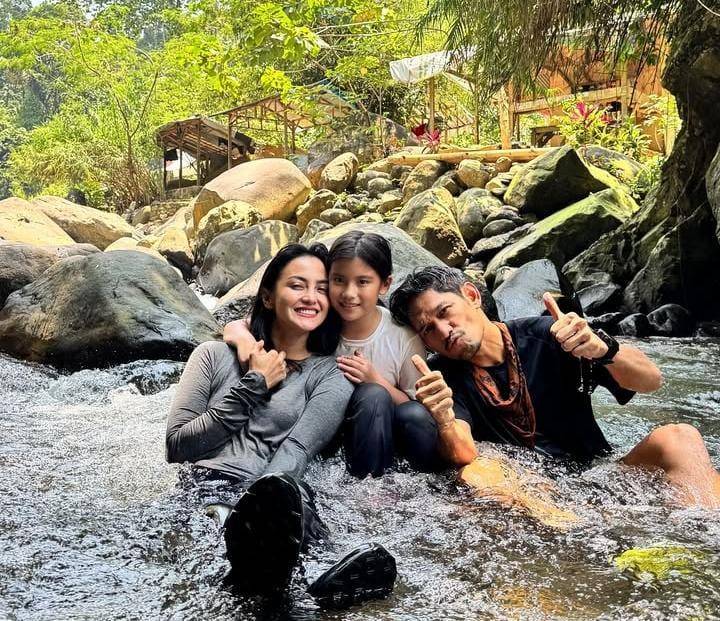 potret Ibnu Jamil dan Ririn Ekawati ajak Yaya liburan ke curug
