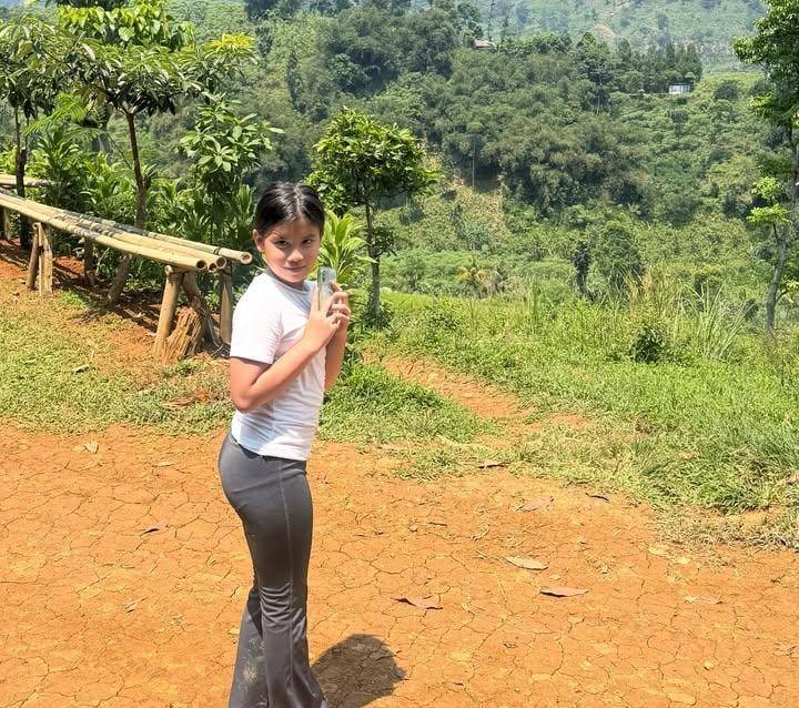 potret Ibnu Jamil dan Ririn Ekawati ajak Yaya liburan ke curug