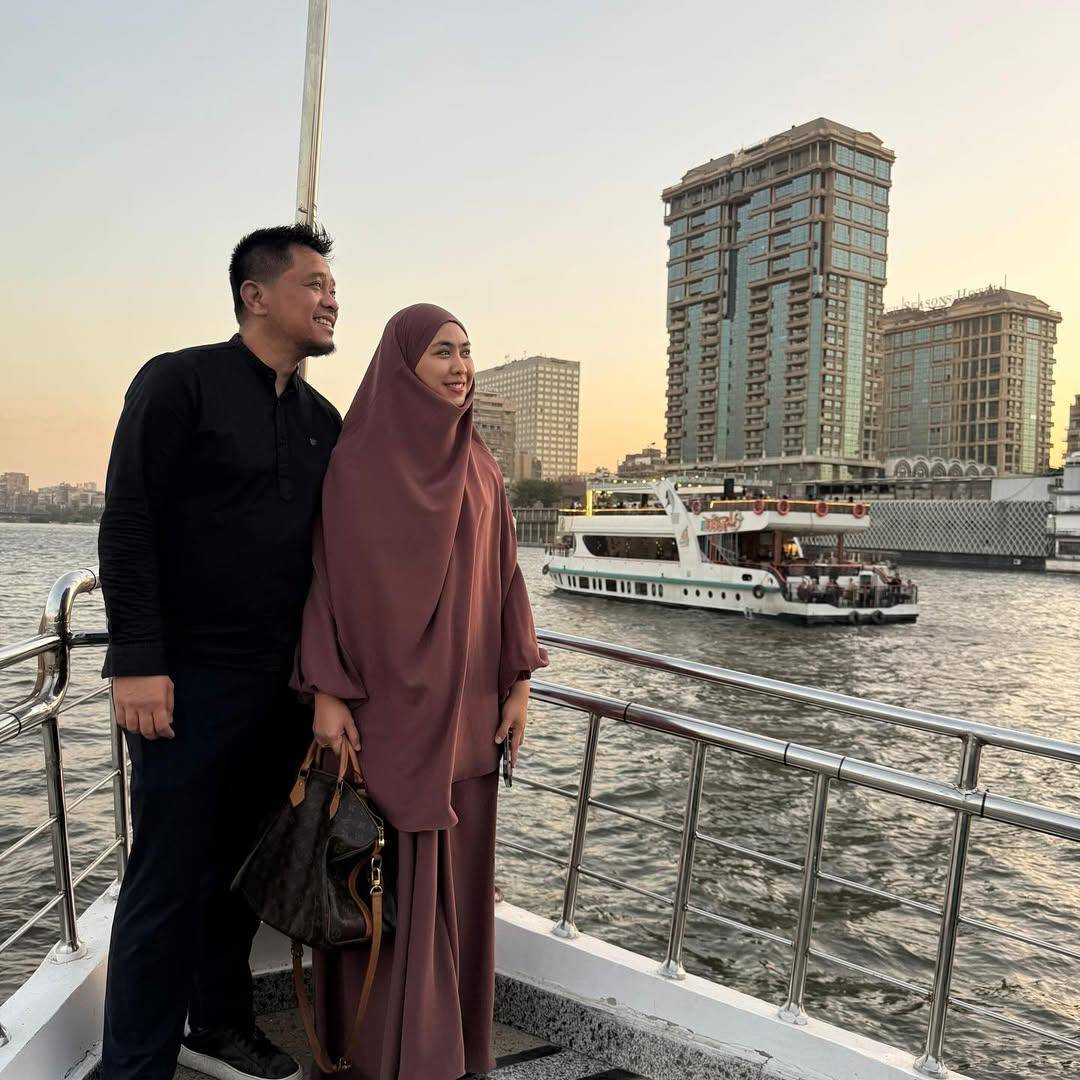 potret Oki Setiana Dewi dan suami 