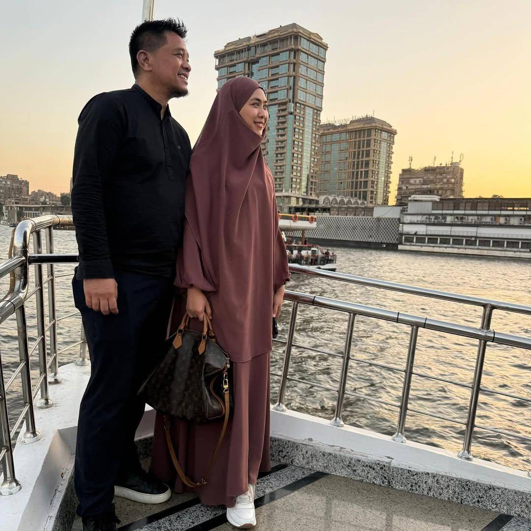 potret Oki Setiana Dewi dan suami 