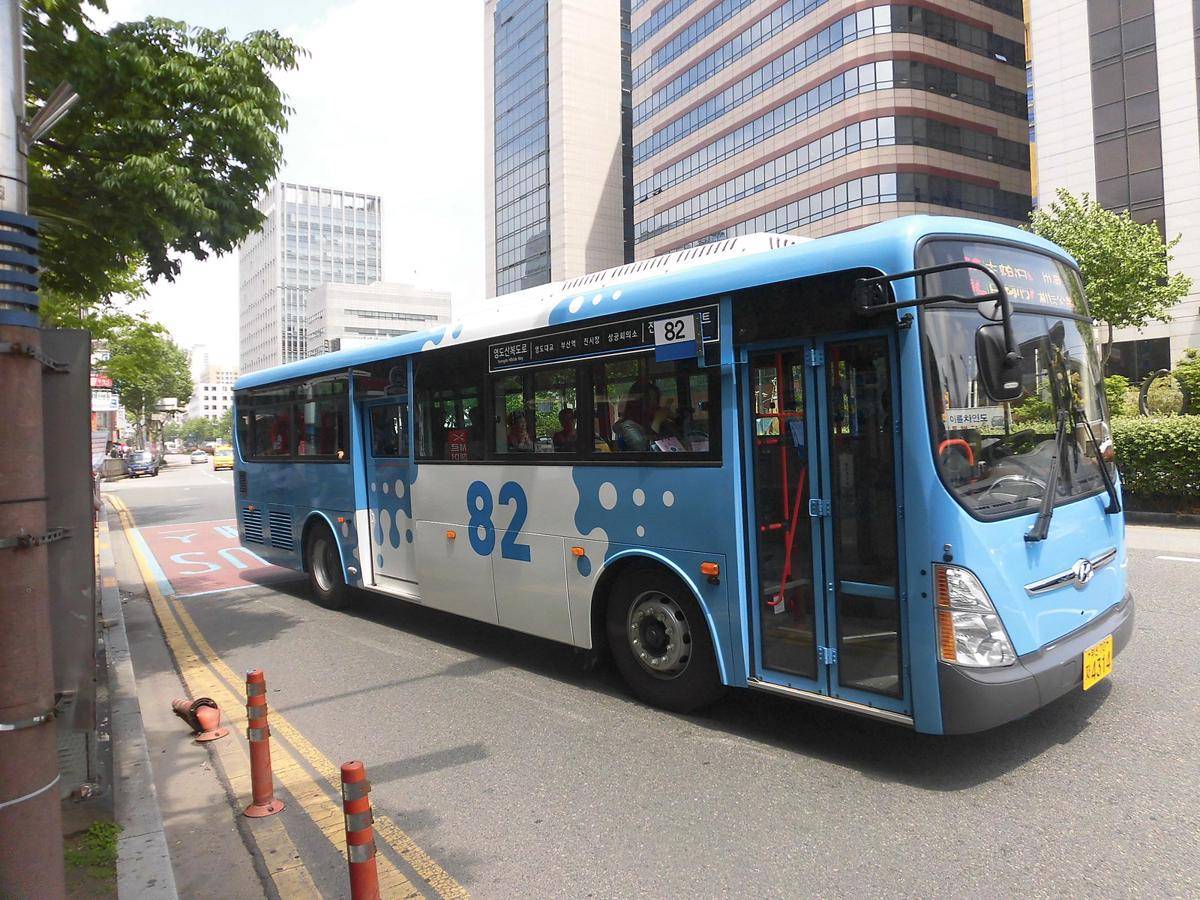 potret bus di Busan (commons.wikimedia.org/hyolee2)