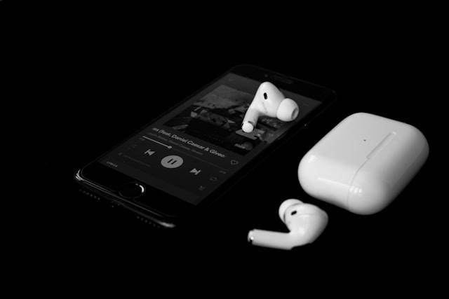 Ilustrasi smartphone dan earphone 