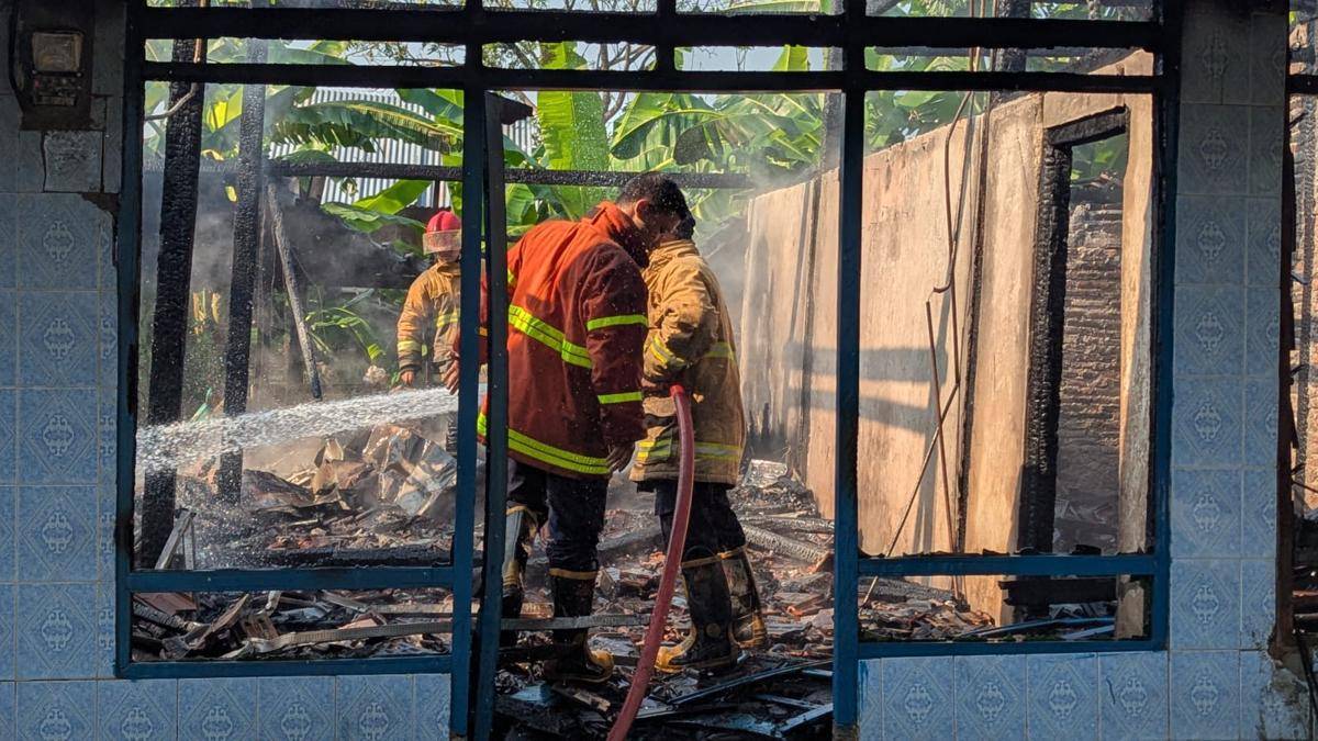 Rumah nenek Painem di Desa Keniten, Kecamatan Geneng, Kabupaten Ngawi ludes terbakar. IDN Times/Riyanto.