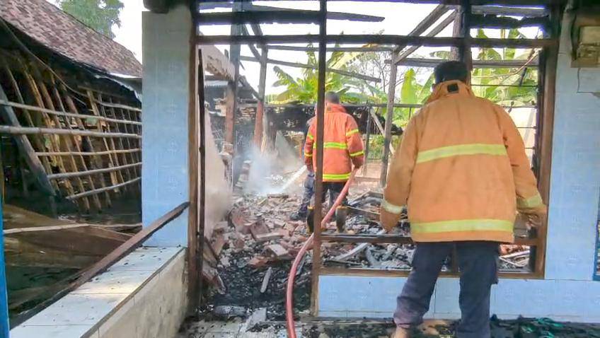 Rumah nenek Painem di Desa Keniten, Kecamatan Geneng, Kabupaten Ngawi ludes terbakar. IDN Times/Riyanto.