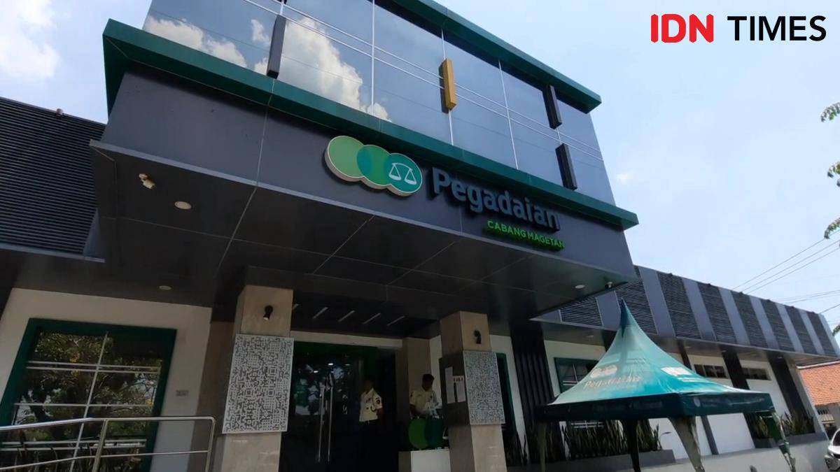 Suasana Kantor Pegadaian Magetan di penuhi warga yang ingin investasi di logam mulia. IDN Tiimes/Riyanto.