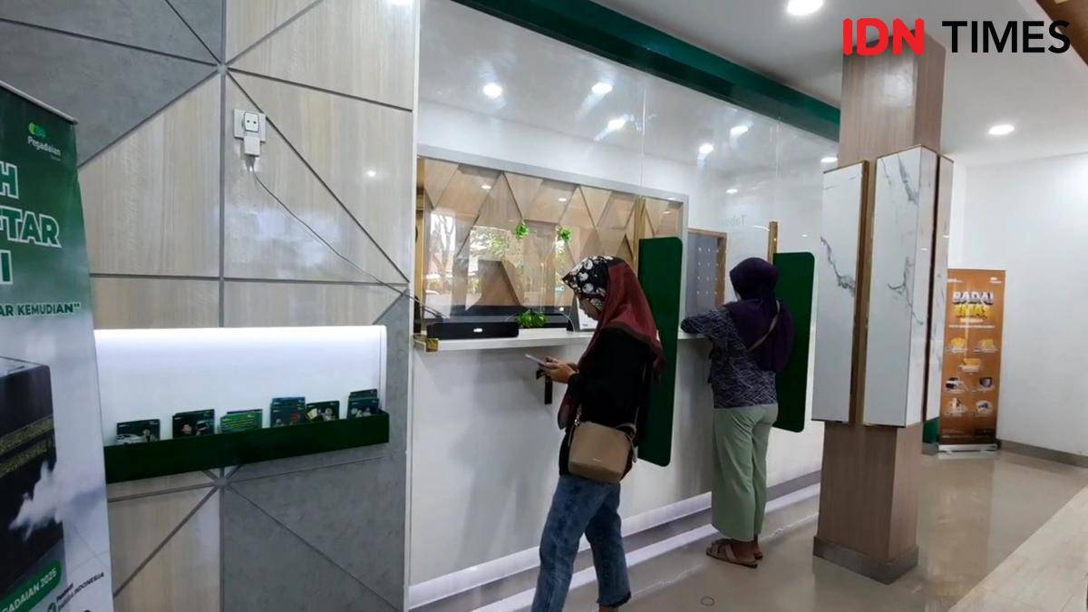 Suasana Kantor Pegadaian Magetan di penuhi warga yang ingin investasi di logam mulia. IDN Tiimes/Riyanto.