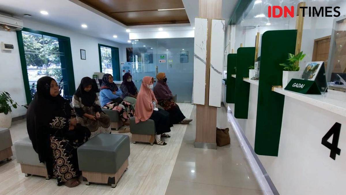 Suasana Kantor Pegadaian Magetan di penuhi warga yang ingin investasi di logam mulia. IDN Tiimes/Riyanto.