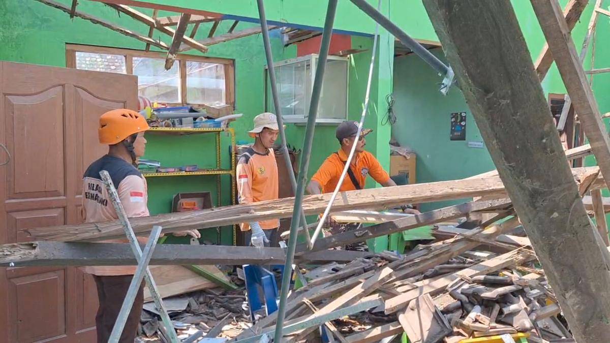Atap bangunan Taman Kanak-kanak (TK) Dharma Wanita Geneng 2, Desa Geneng, Kecamatan Geneng, Kabupaten Ngawi, ambruk. IDN Times/Riyanto.