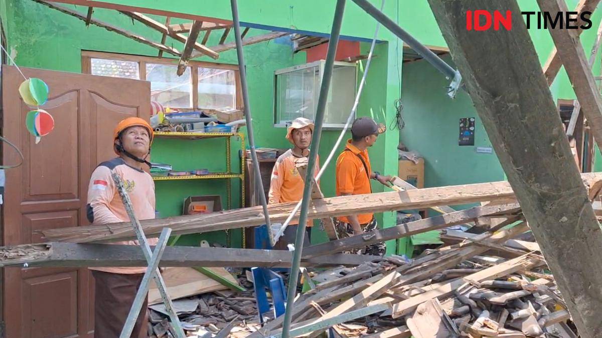 Atap bangunan Taman Kanak-kanak (TK) Dharma Wanita Geneng 2, Desa Geneng, Kecamatan Geneng, Kabupaten Ngawi, ambruk. IDN Times/Riyanto.