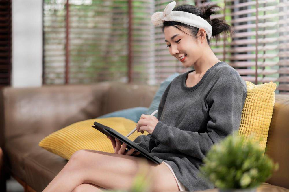 ilustrasi perempuan digital journaling (freepik.com/Lifestylememory)